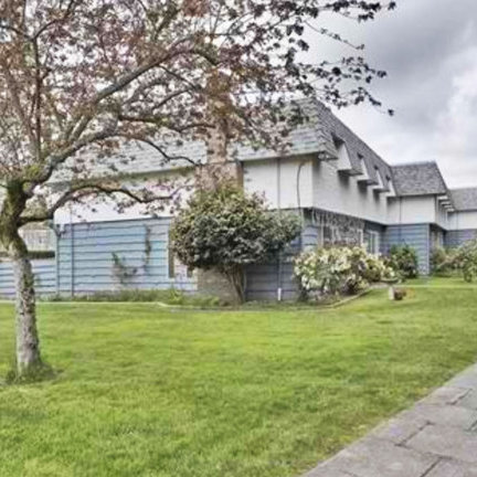 Photo 2 — click to view Lakehill Court photo 2