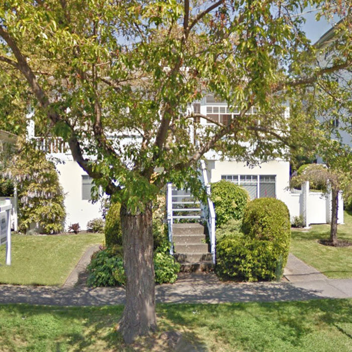 Photo 3 — click to view 1026 Southgate photo 3
