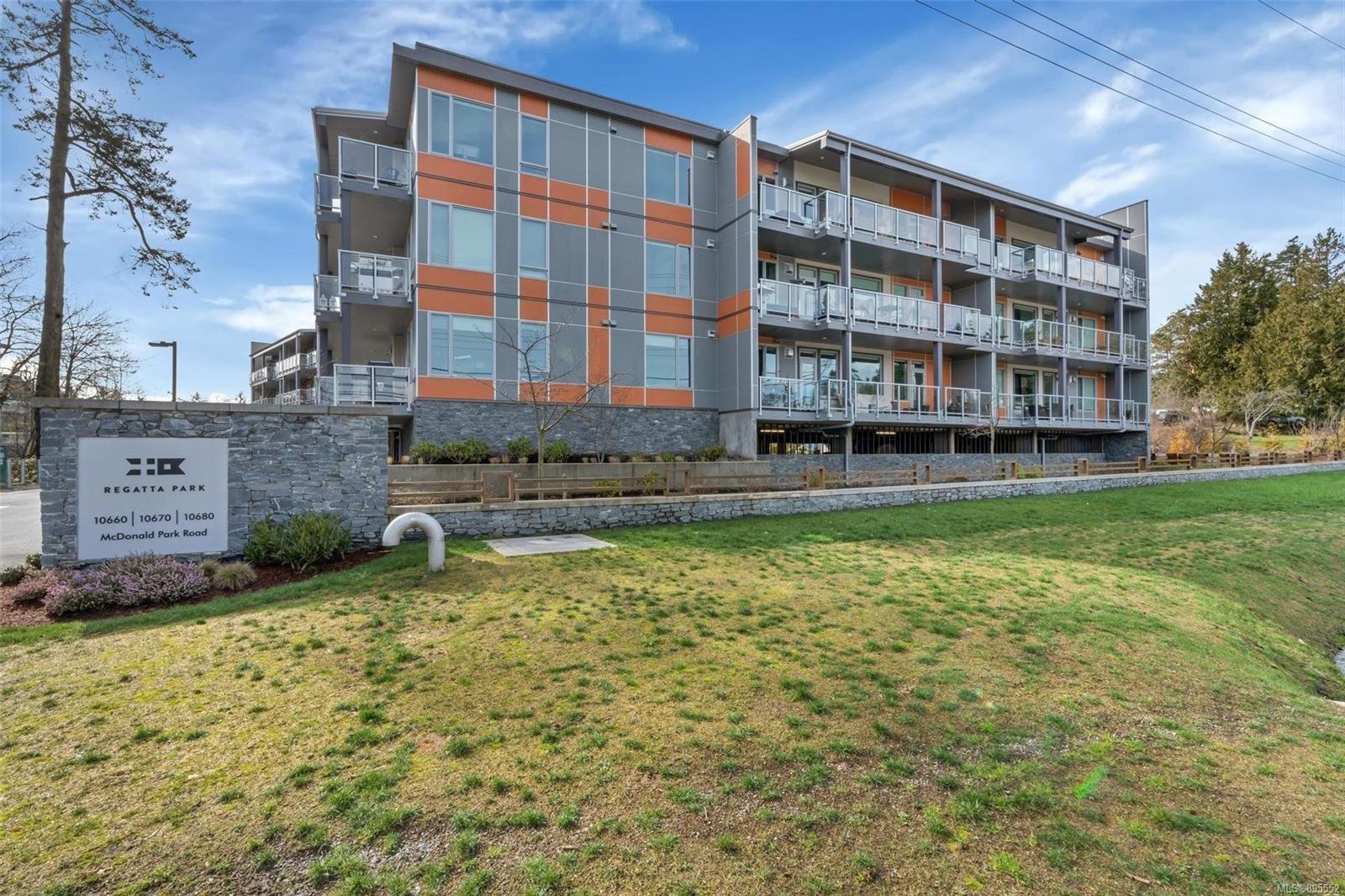 Photo 4 — click to view 10682 Mcdonald Park photo 4