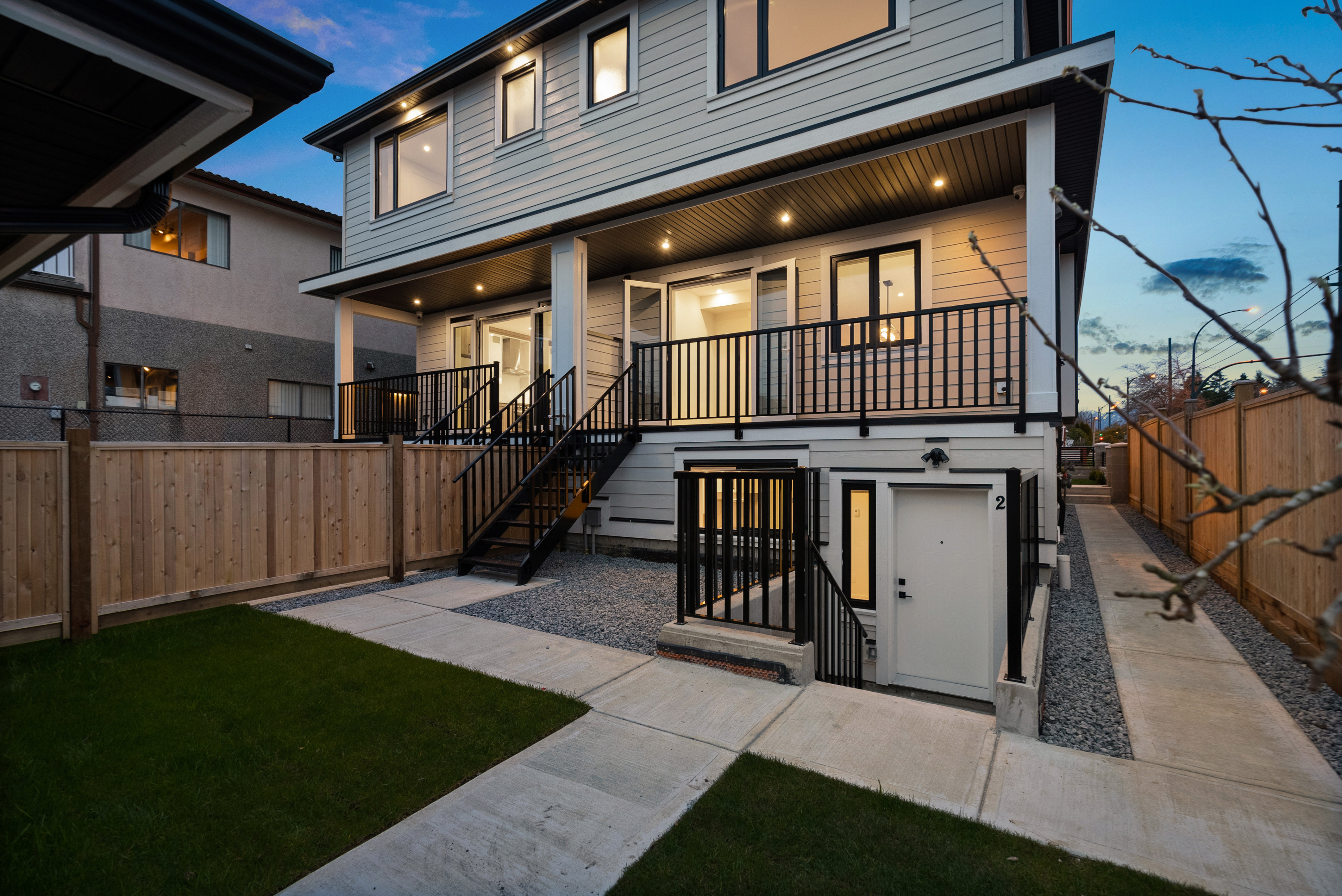 Photo 3 — click to view 721 Renfrew photo 3