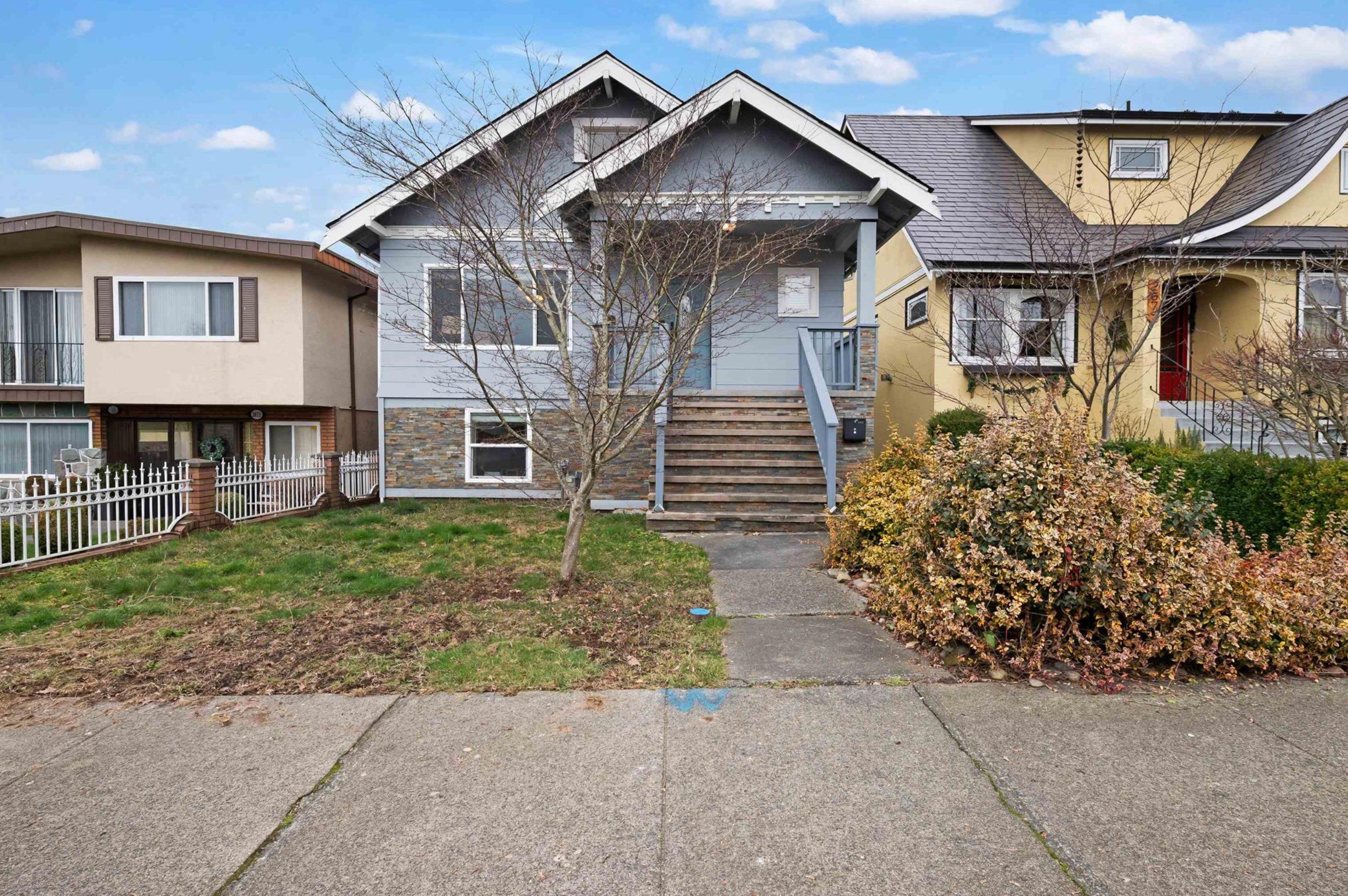 Photo 2 — click to view 2675 DUNDAS photo 2
